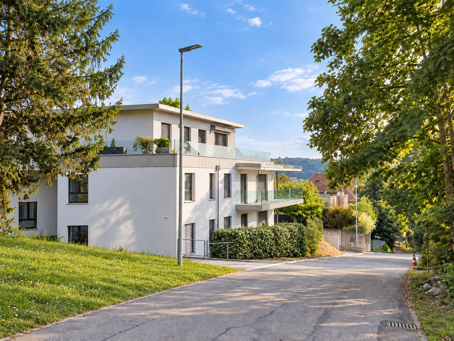Bergstrasse und grüne Umgebung