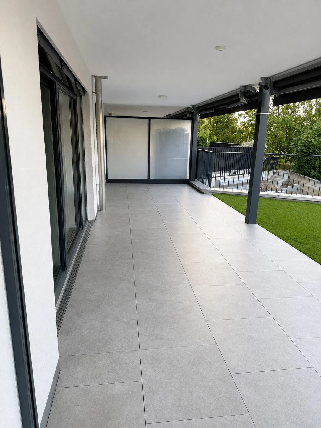 Terrasse entlang der Wohnung